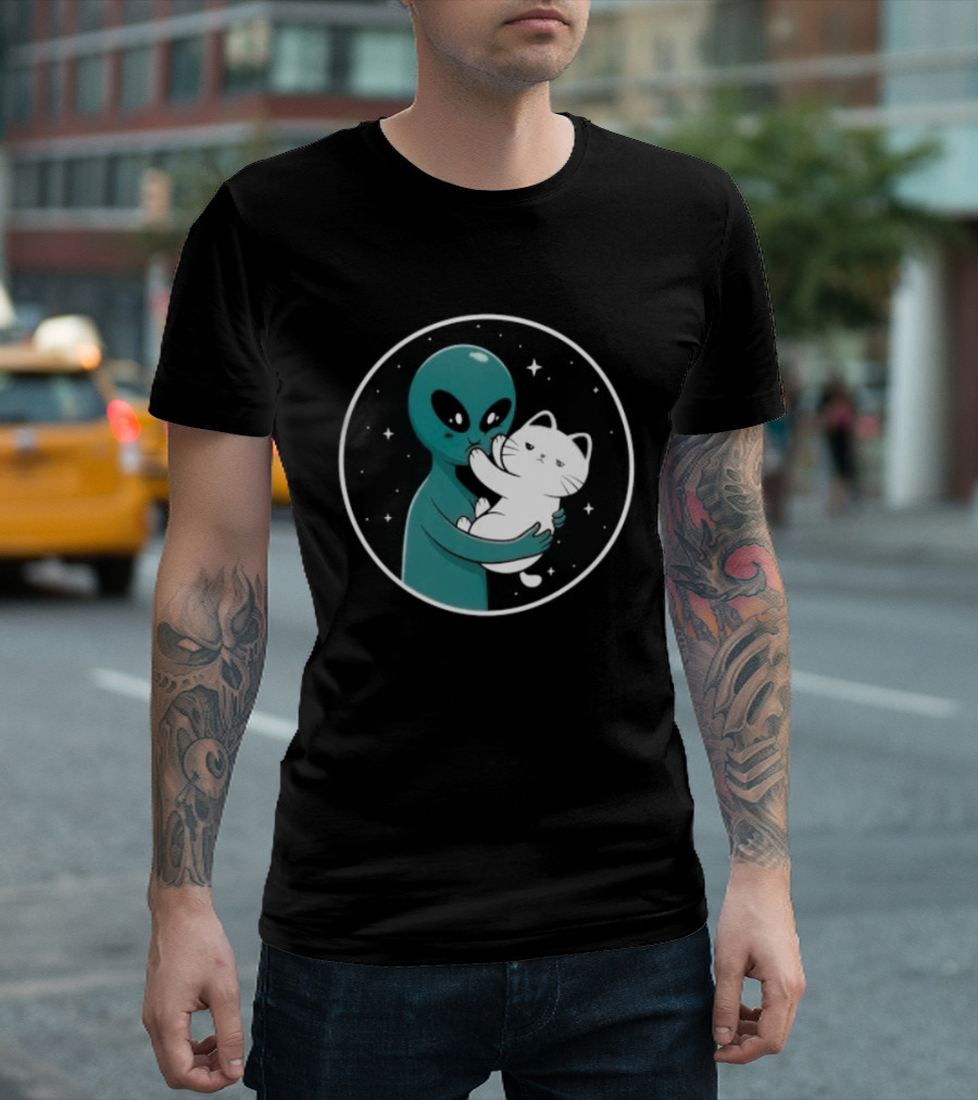 Even Aliens Love Cats Space Alien Embracing Kitty T-Shirt