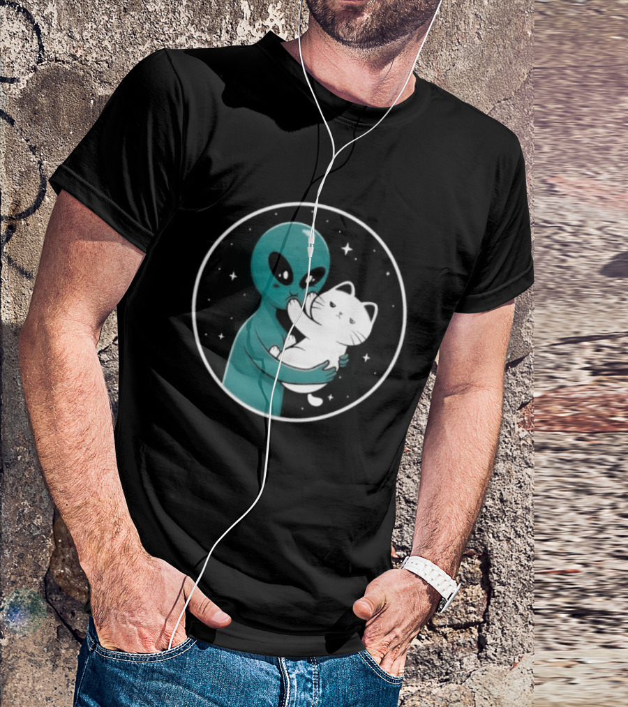 Even Aliens Love Cats Space Alien Embracing Kitty T-Shirt