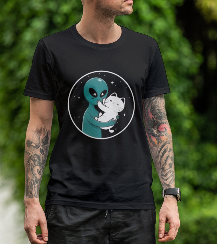 Even Aliens Love Cats Space Alien Embracing Kitty T-Shirt