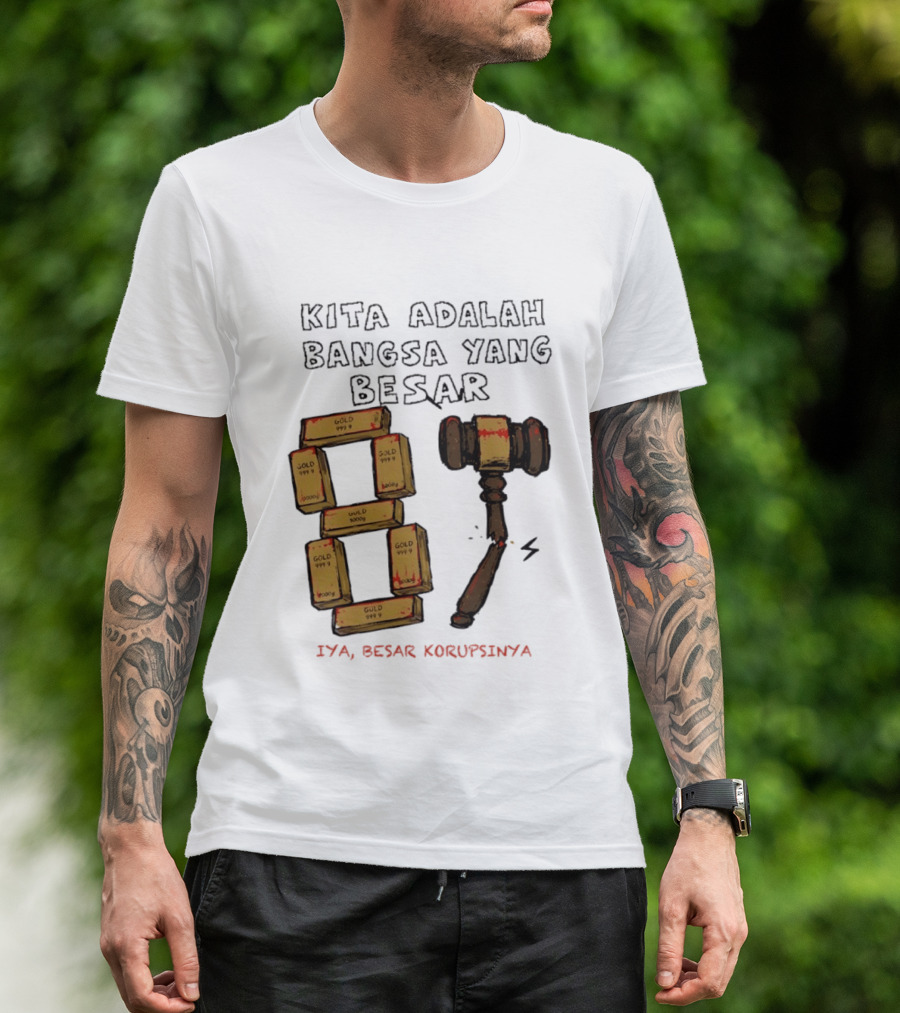 Kita Adalah Bangsa Yang Besar Iya Besar Korupsinya Gold Bars And Gavel T-Shirt