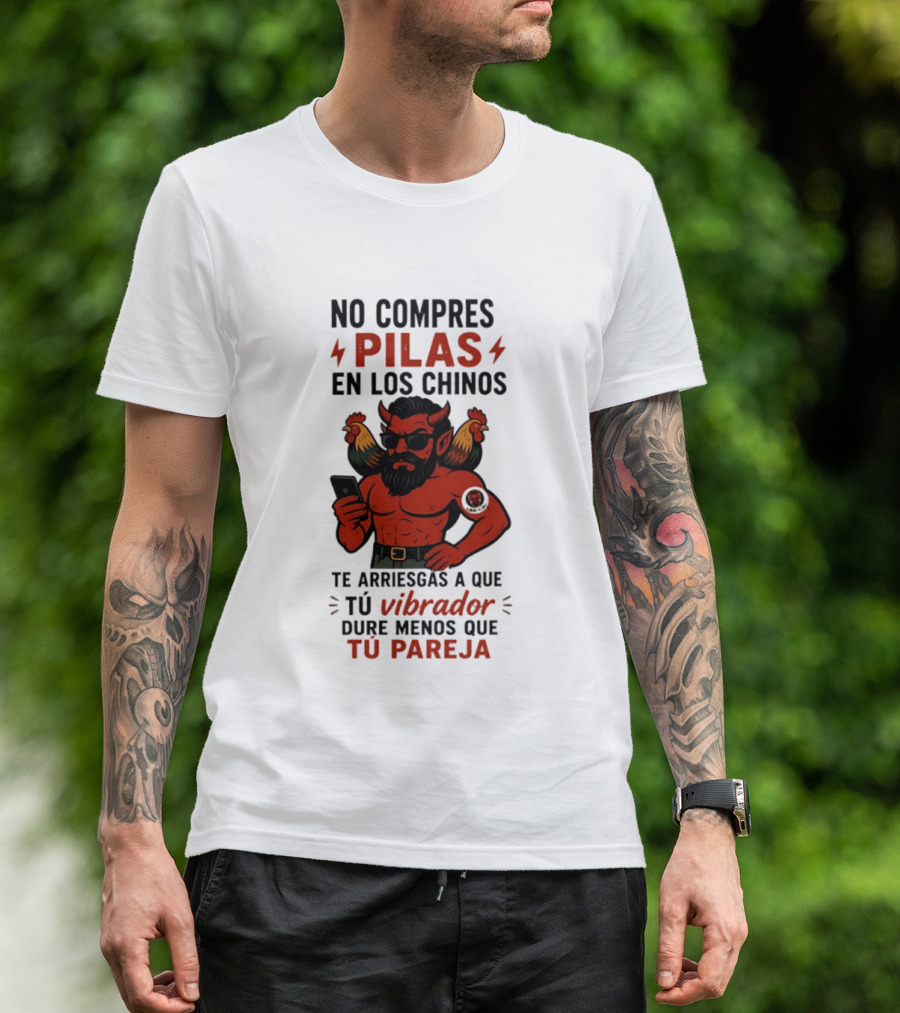 No Compres Pilas En Los Chinos Te Arriesgas A Que Tu Vibrador Dure Menos Que Tu Pareja Demonio Rojo Con Gallos Vibrador Humorístico T-Shirt