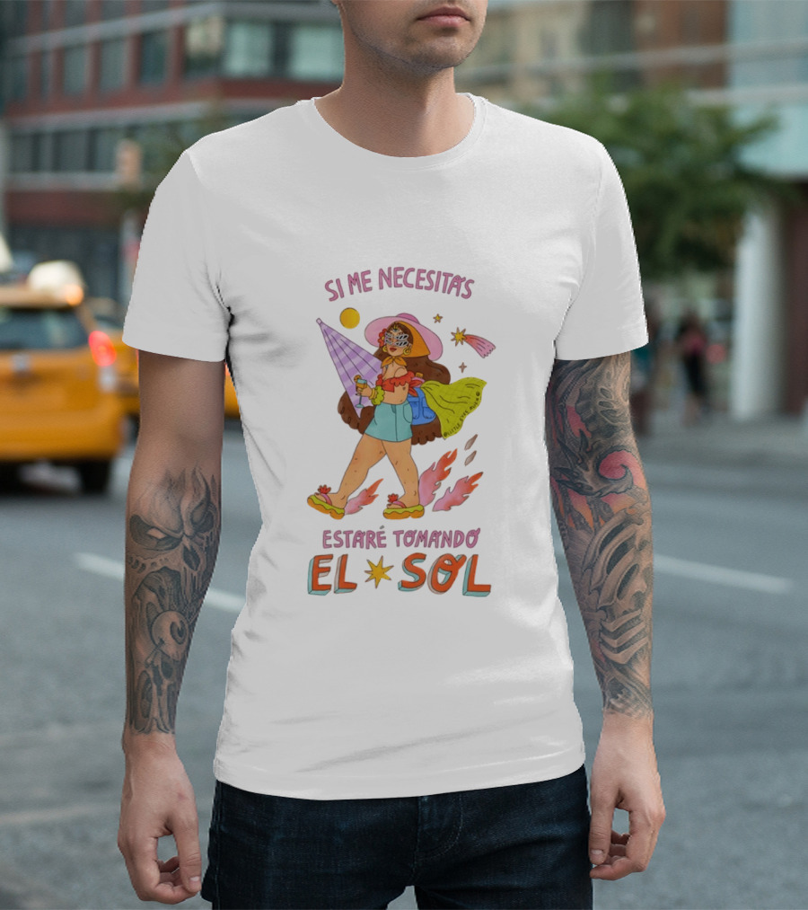 Si Me Necesitas Estaré Tomando El Sol Mujer Con Sombrero De Verano Y Cóctel Retro Vacaciones T-Shirt