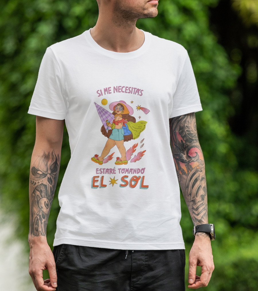 Si Me Necesitas Estaré Tomando El Sol Mujer Con Sombrero De Verano Y Cóctel Retro Vacaciones T-Shirt