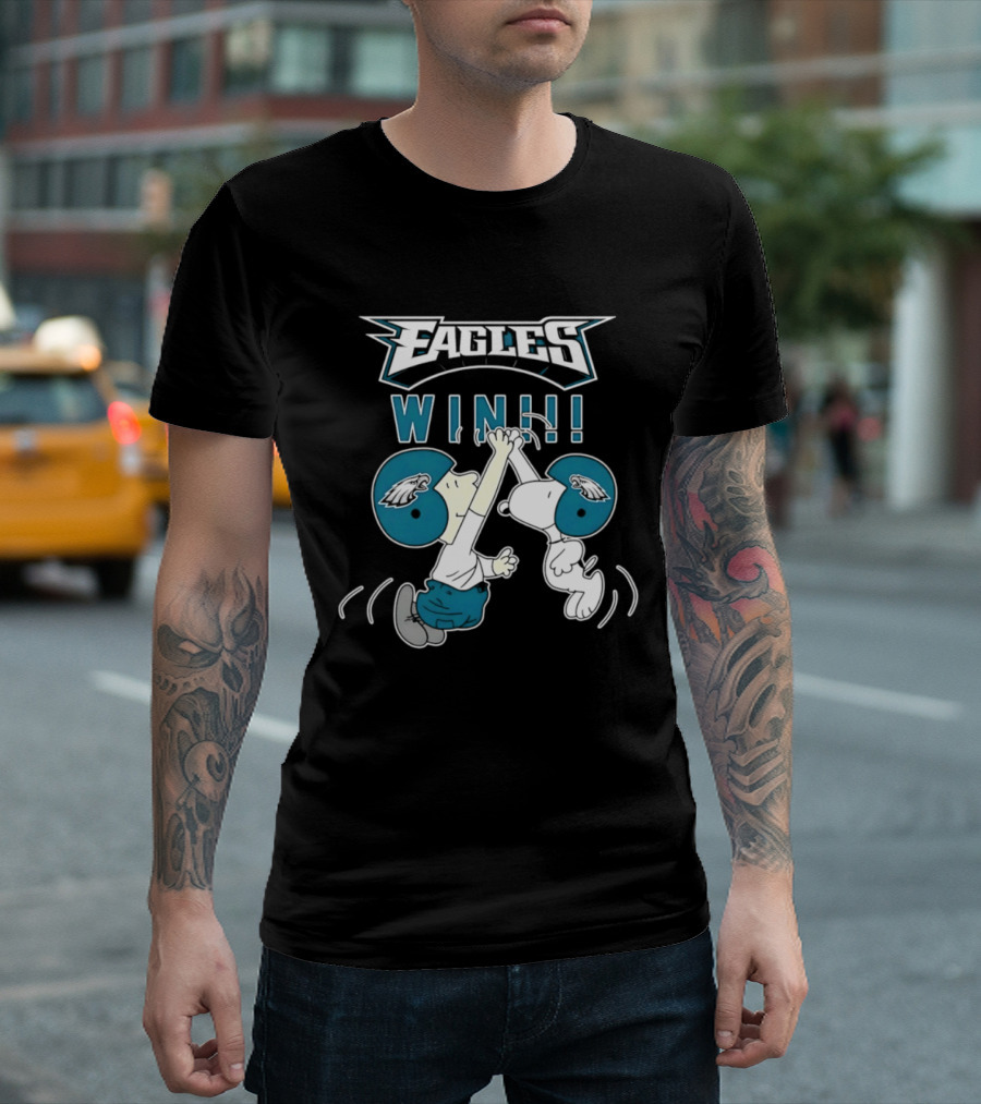 Philadelphia Eagles Win Peanuts Snoopy And Charlie Brown High Five T-Shirt