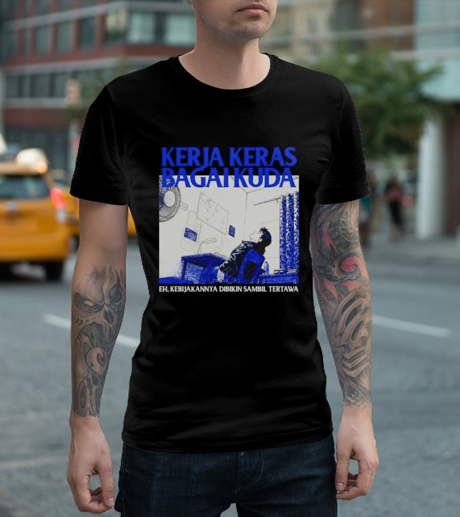 Kerja Keras Bagai Kuda Eh Kebijakannya Dibikin Sambil Tertawa Komik Pria Duduk Meja Dan Layar T-Shirt
