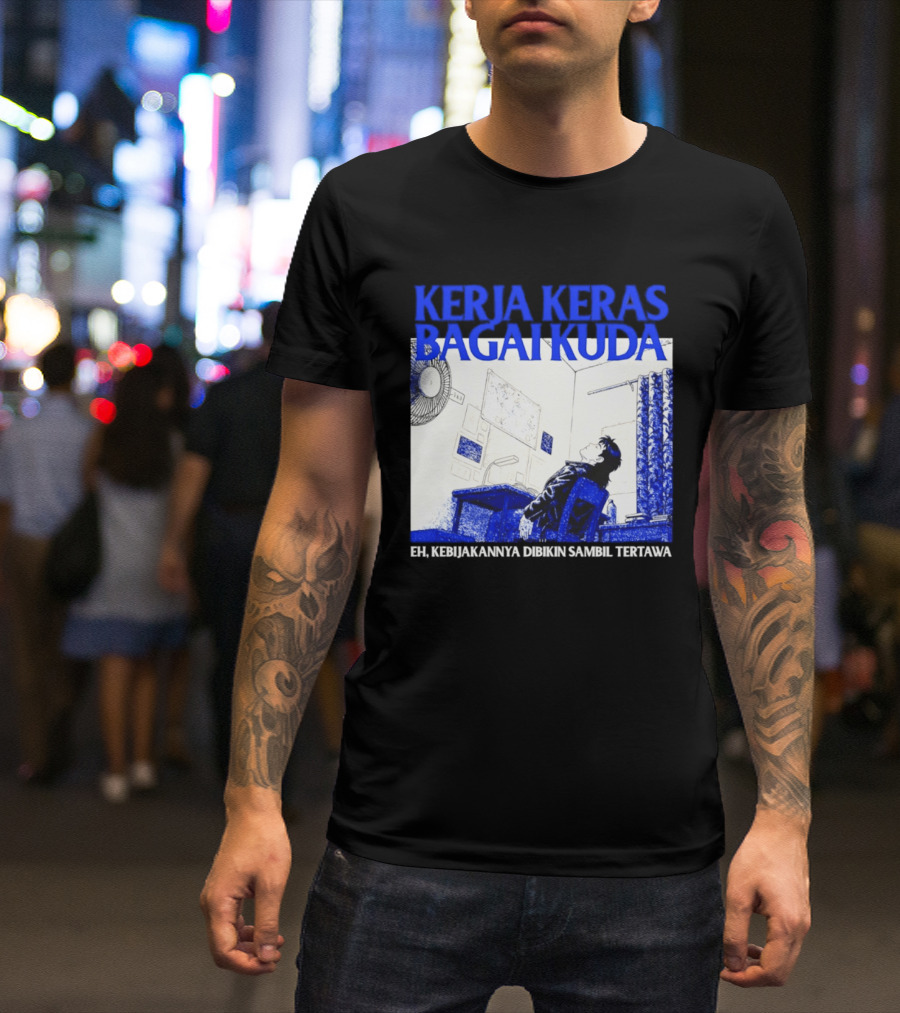 Kerja Keras Bagai Kuda Eh Kebijakannya Dibikin Sambil Tertawa Komik Pria Duduk Meja Dan Layar T-Shirt
