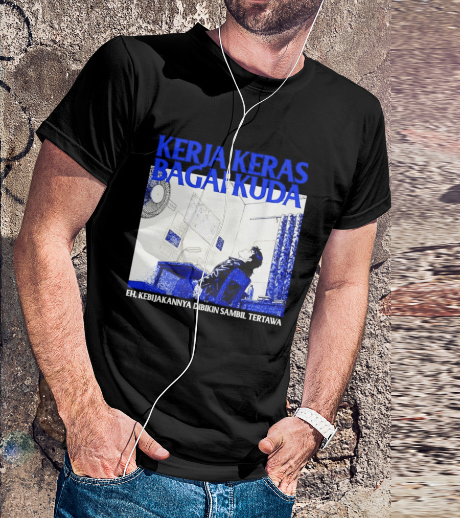 Kerja Keras Bagai Kuda Eh Kebijakannya Dibikin Sambil Tertawa Komik Pria Duduk Meja Dan Layar T-Shirt