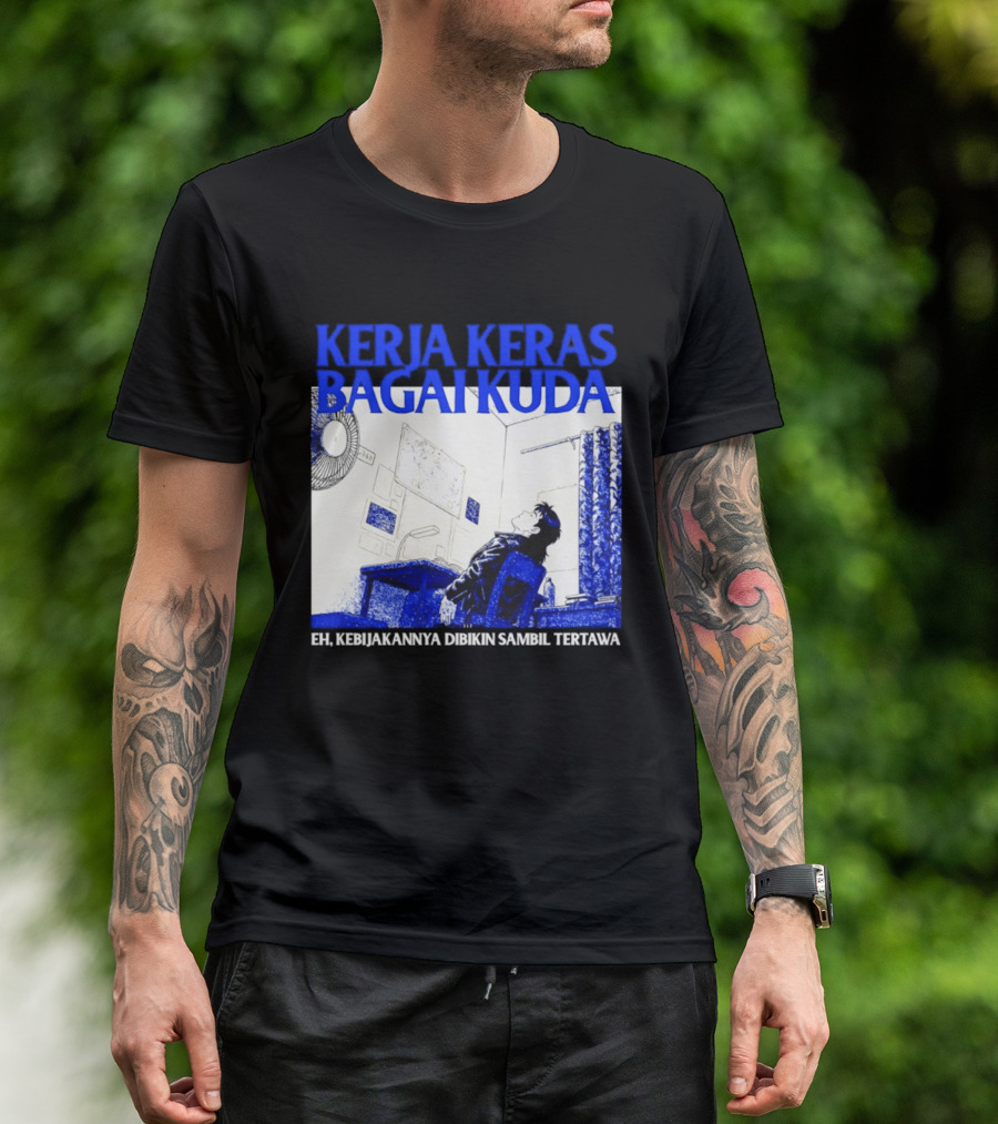 Kerja Keras Bagai Kuda Eh Kebijakannya Dibikin Sambil Tertawa Komik Pria Duduk Meja Dan Layar T-Shirt