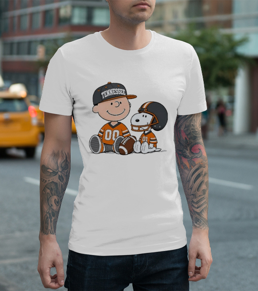 Tennessee Football Charlie Brown Snoopy Peanuts 00 01 T-Shirt