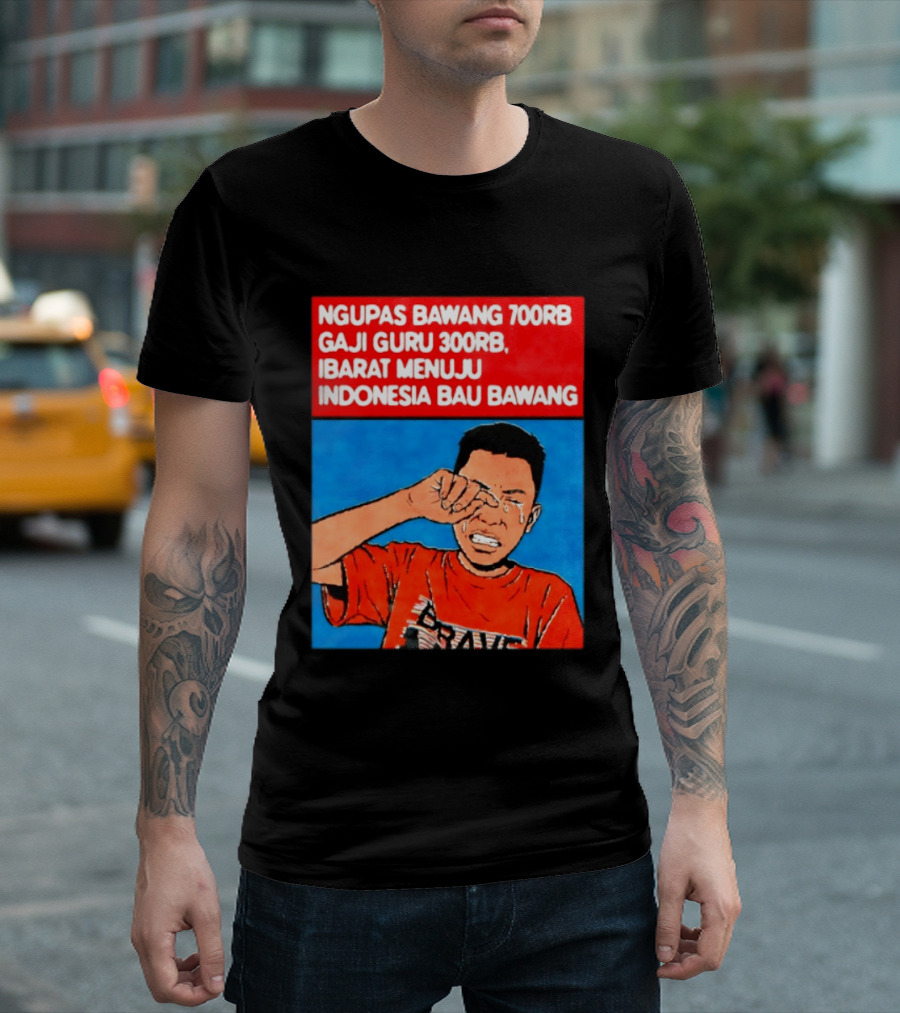 Ngupas Bawang 700rb Gaji Guru 300rb Ibarat Menuju Indonesia Bau Bawang T-Shirt