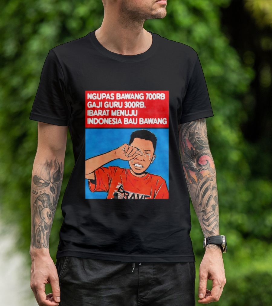 Ngupas Bawang 700rb Gaji Guru 300rb Ibarat Menuju Indonesia Bau Bawang T-Shirt