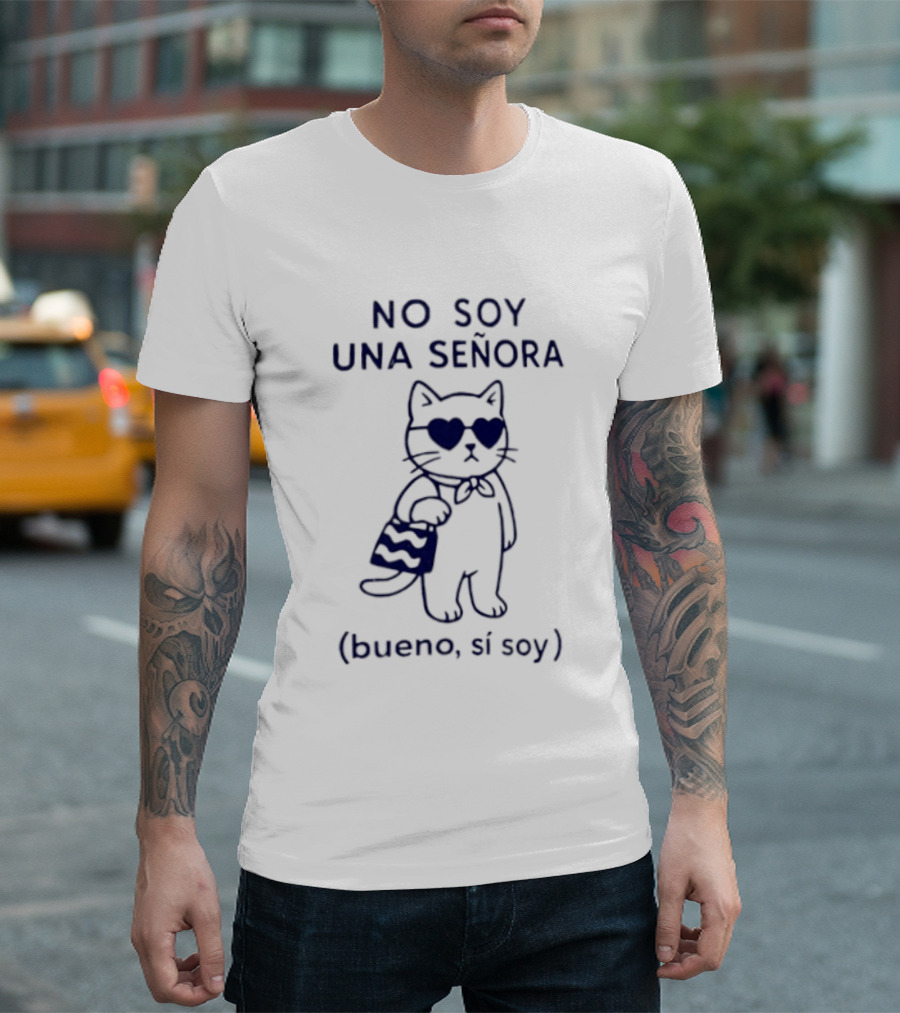 No Soy Una Señora Bueno Sí Soy Cat With Sunglasses And Bag T-Shirt