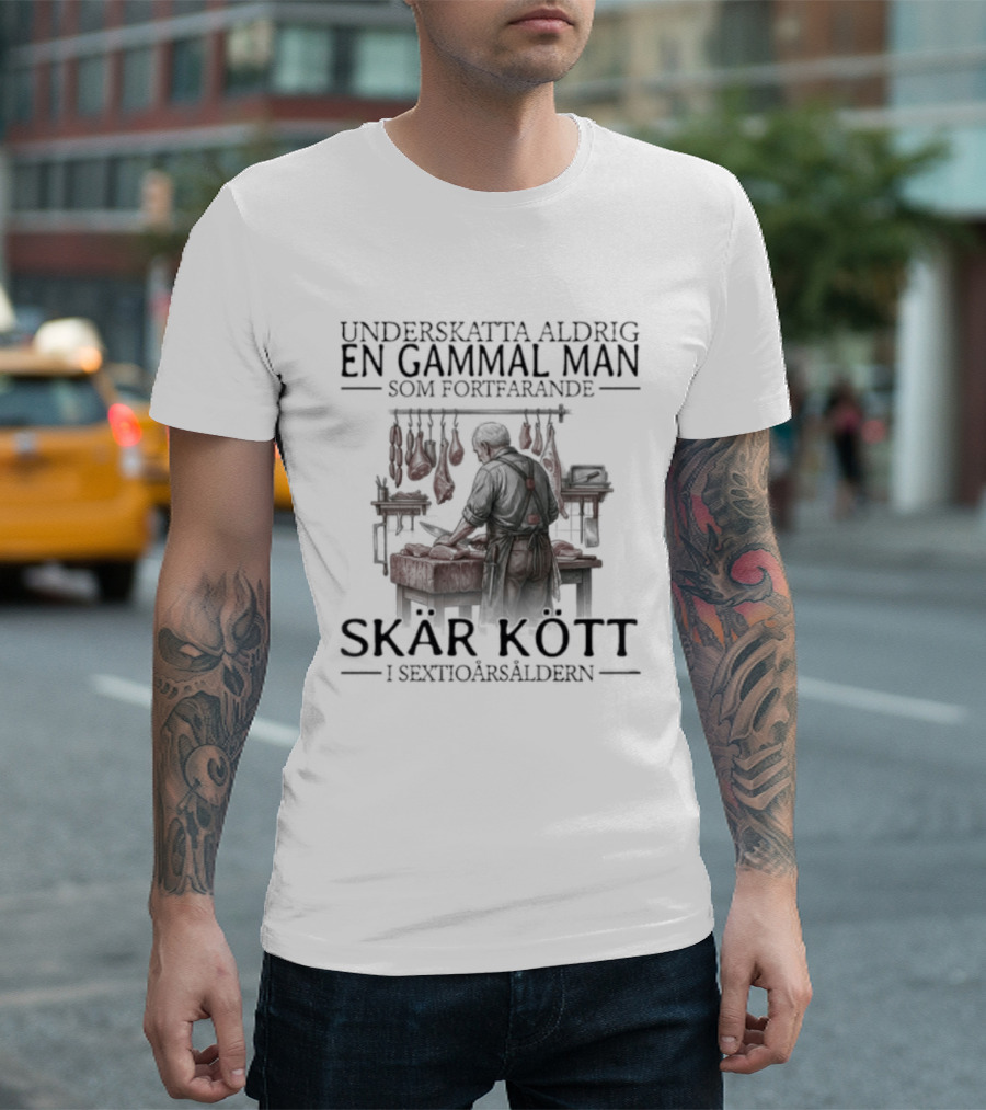 Underskatta Aldrig En Gammal Man Som Fortfarande Skär Kött I Sextioårsåldern T-Shirt