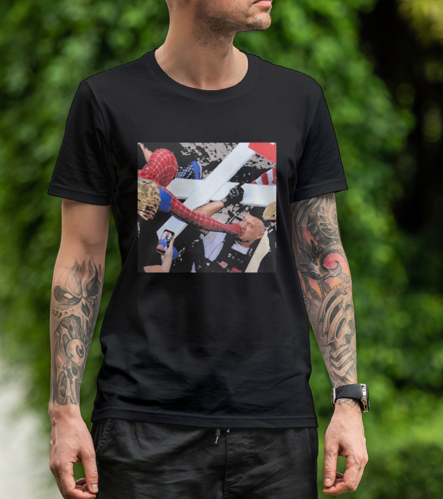 Minneapolis Spiderman Punching Police Protest Scene T-Shirt