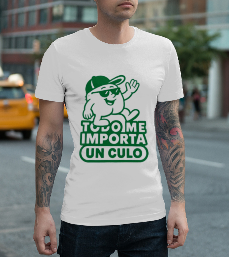 Todo Me Importa Un Culo Caracter Con Gafas Y Gorra Verde T-Shirt