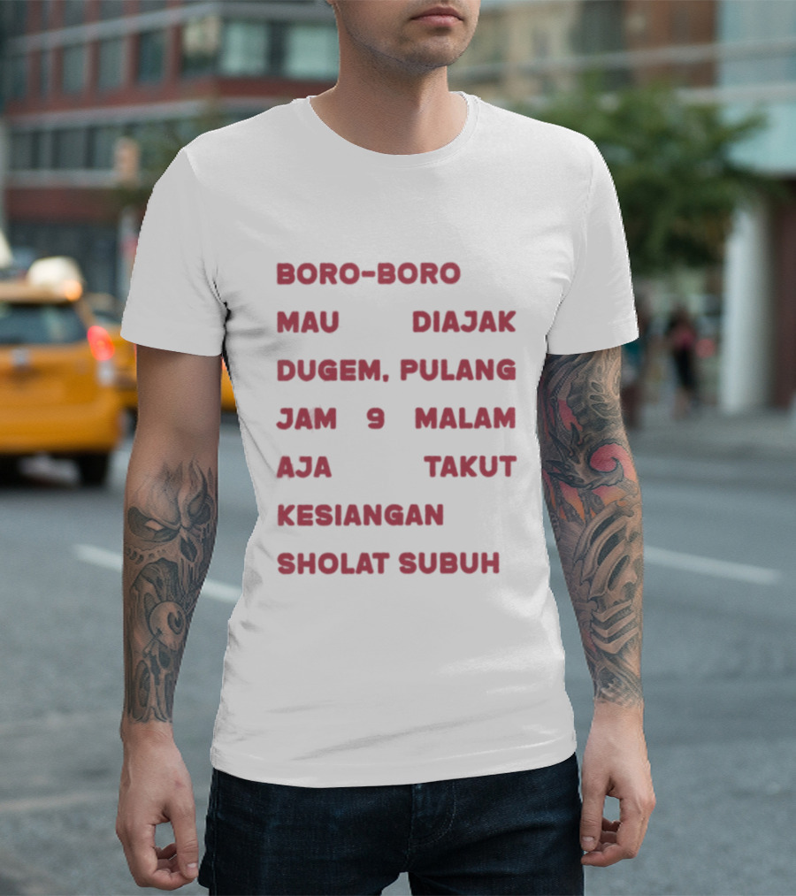 Boro Boro Mau Diajak Dugem Pulang Jam 9 Malam Aja Takut Kesiangan Sholat Subuh Viral Phrase Indonesia T-Shirt