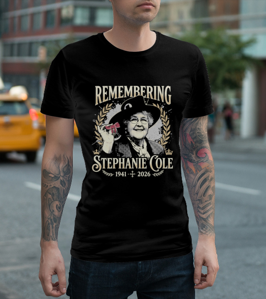 Remembering Stephanie Cole 1941 2026 Red Bow Laurel Wreath T-Shirt