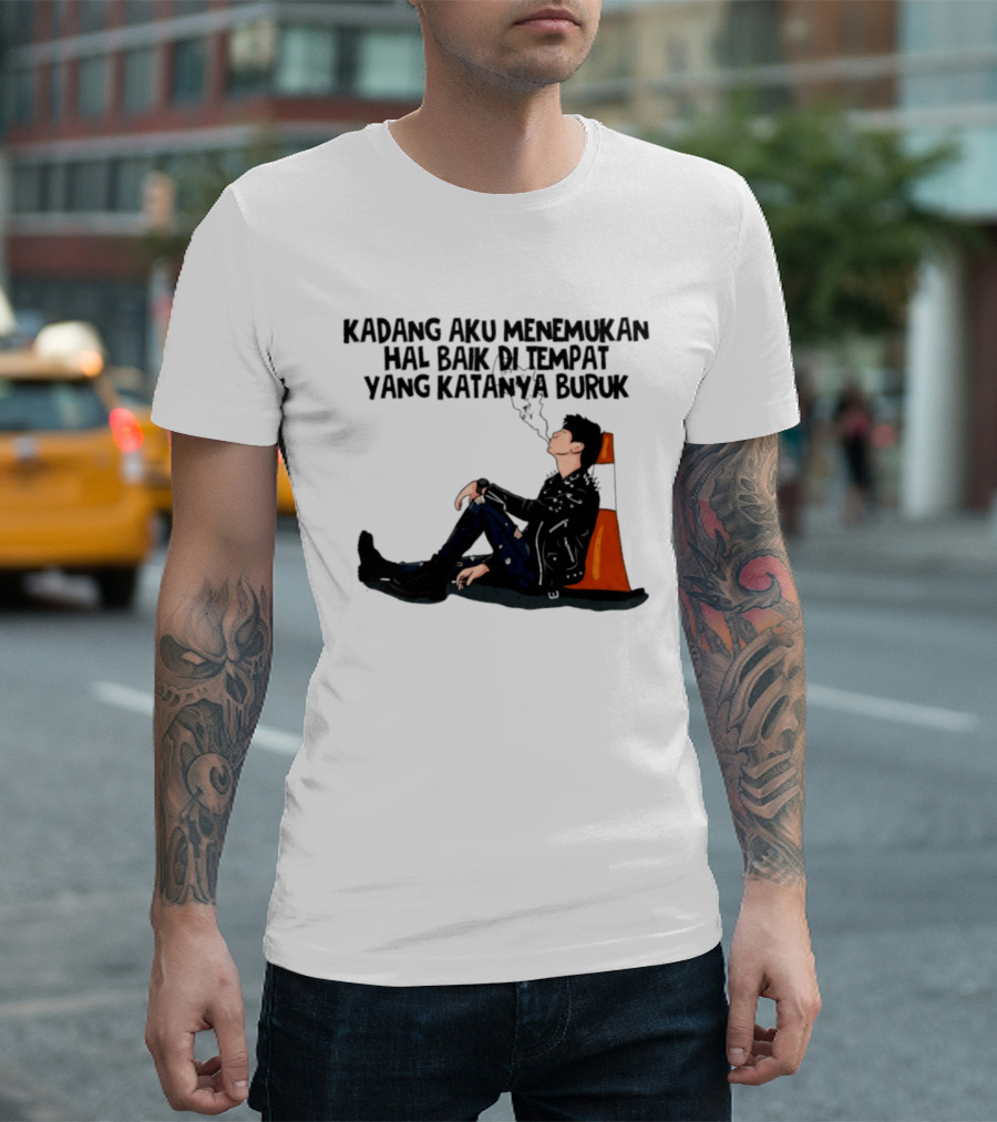 Kadang Aku Menemukan Hal Baik Di Tempat Yang Katanya Buruk Dengan Sosok Beristirahat Di Kursi Oranye T-Shirt