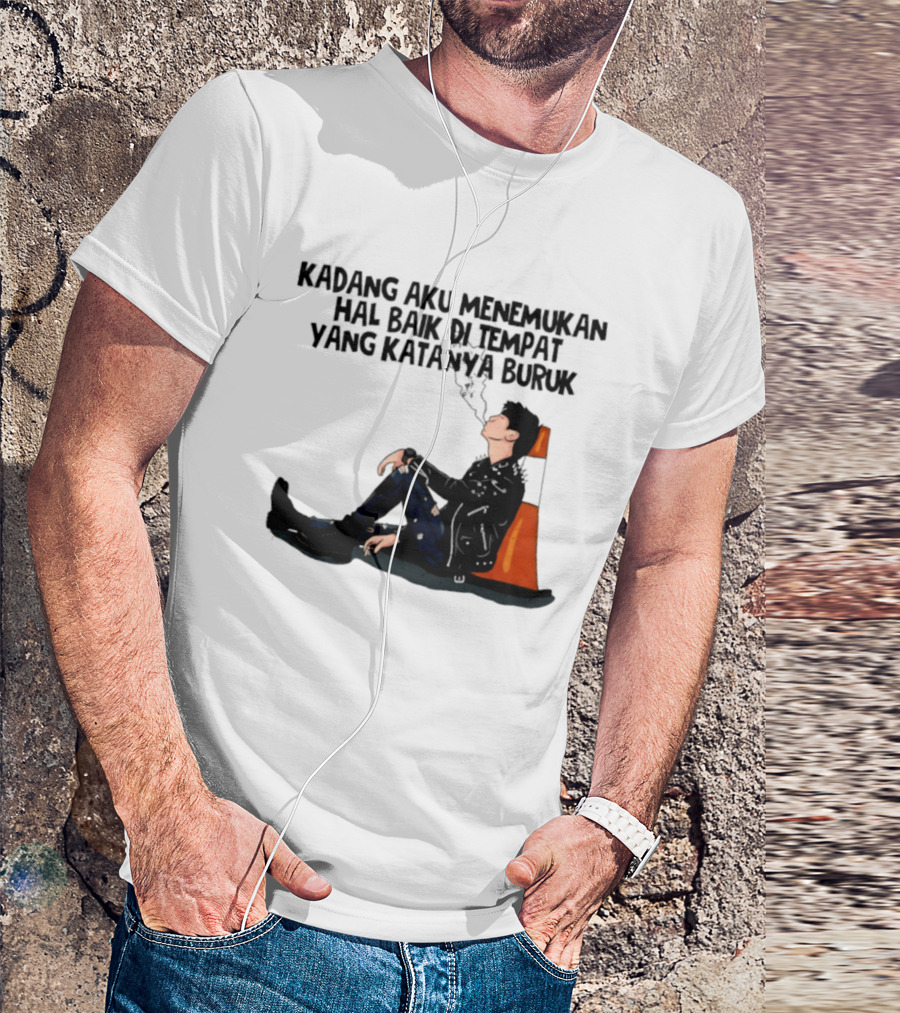 Kadang Aku Menemukan Hal Baik Di Tempat Yang Katanya Buruk Dengan Sosok Beristirahat Di Kursi Oranye T-Shirt