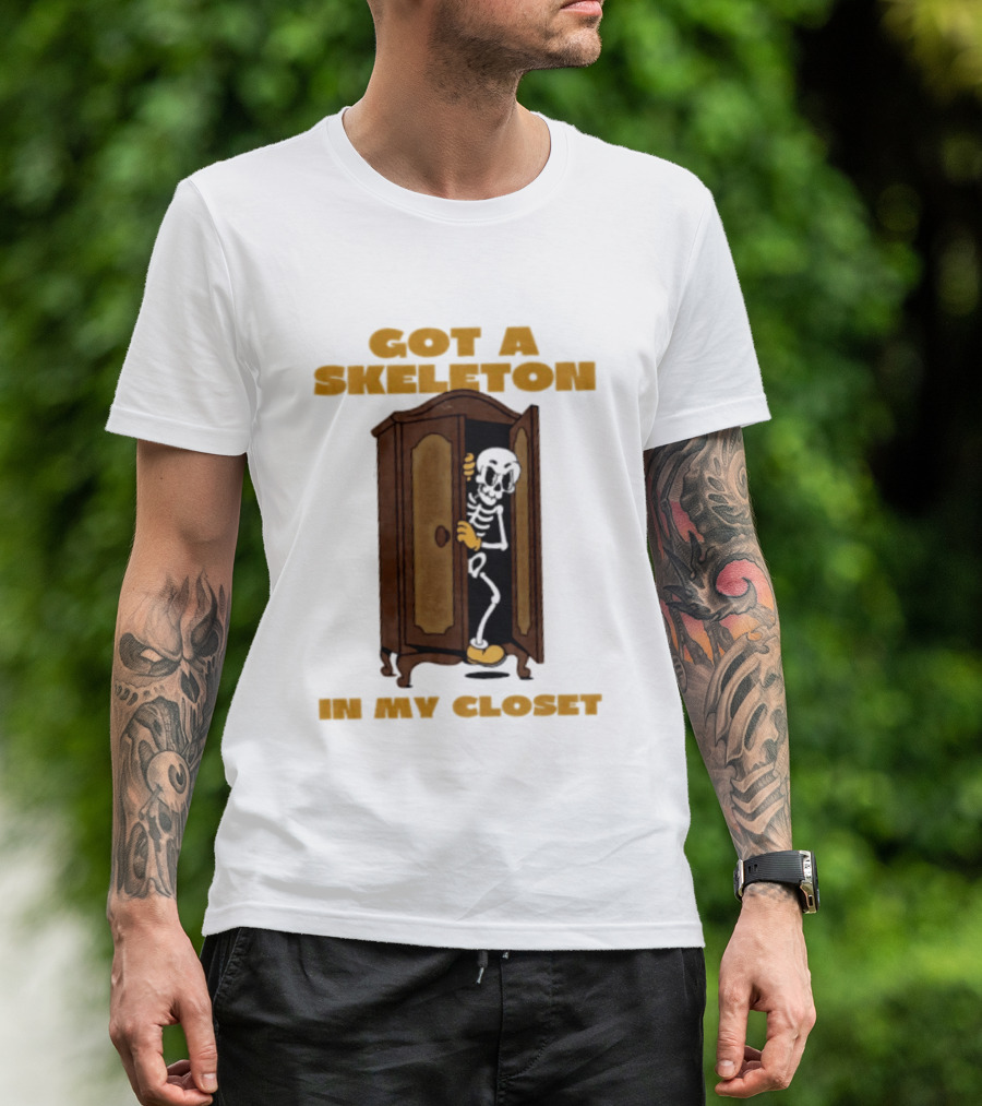 Got A Skeleton In My Closet Spooky Halloween Fun T-Shirt