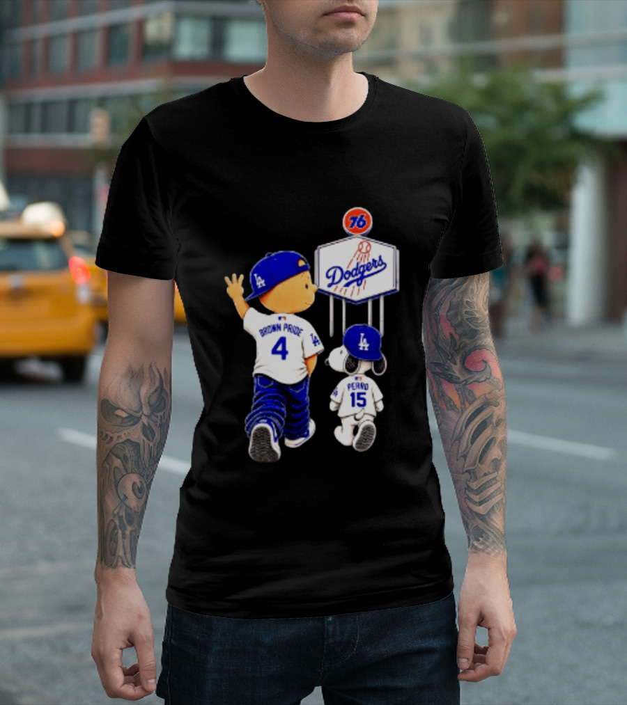 Charlie Brown Snoopy Los Angeles Dodgers Brown Pride Perro Baseball 76 T-Shirt