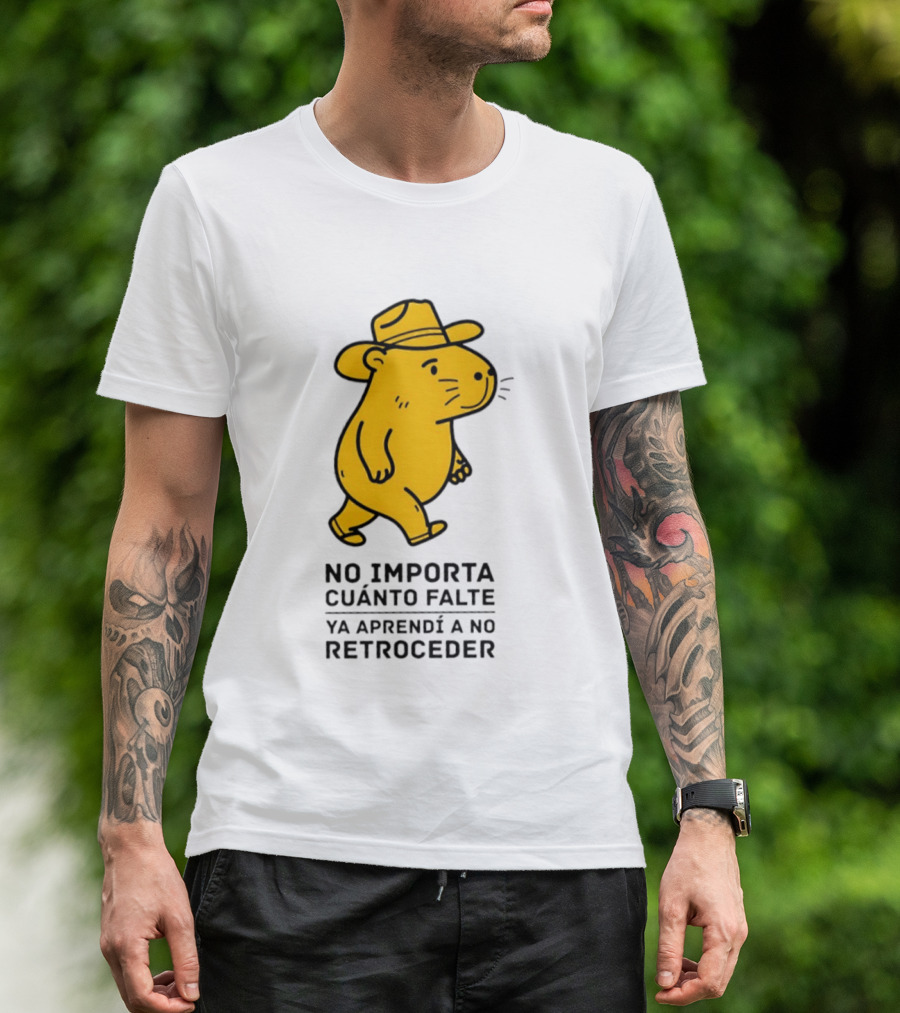 Capybara No Importa Cuánto Falte Ya Aprendí A No Retroceder Sombrero Amarillo T-Shirt