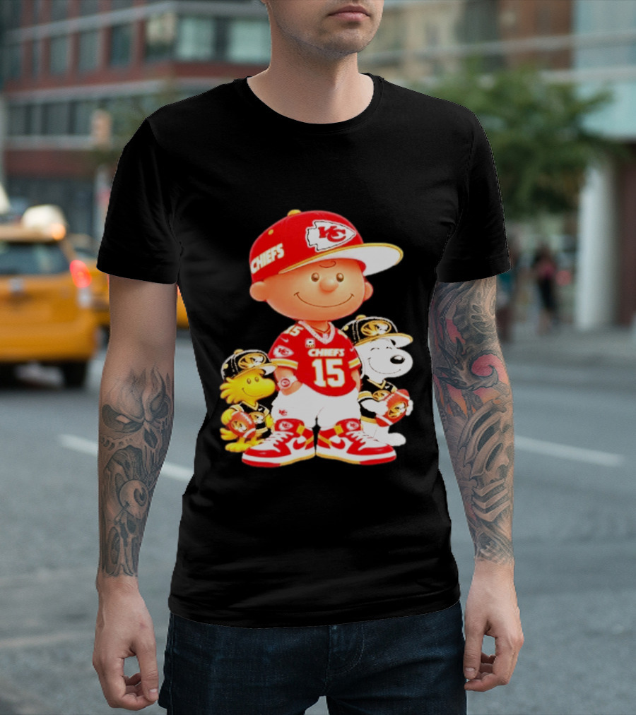Peanuts Chiefs Patrick Mahomes Football Kansas City Charlie Brown Snoopy Woodstock T-Shirt