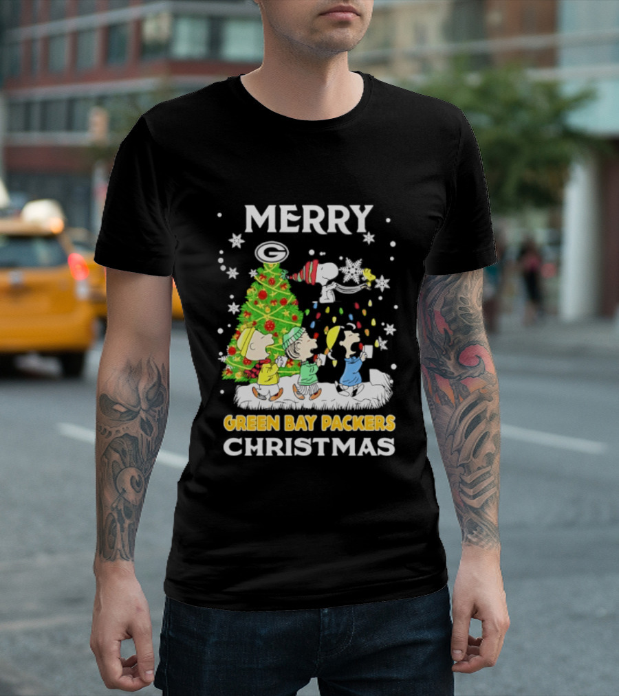 Merry Green Bay Packers Peanuts Christmas Caroling With Snoopy And Woodstock T-Shirt