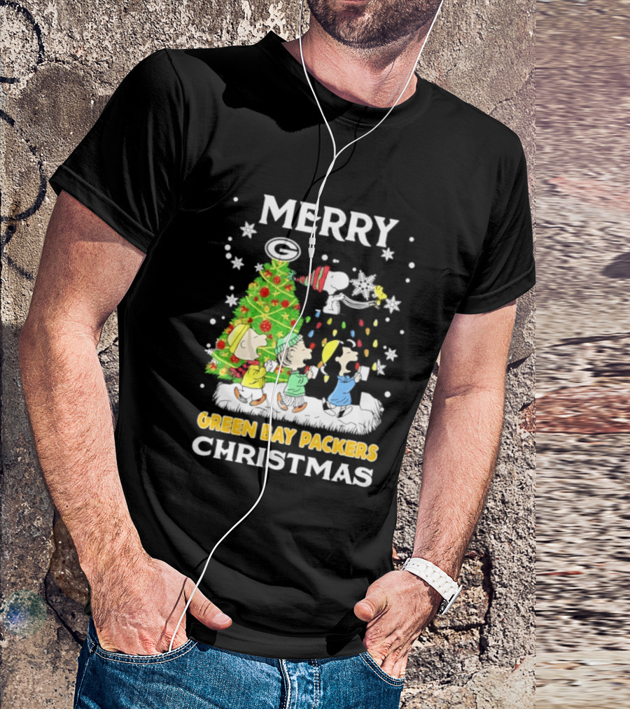 Merry Green Bay Packers Peanuts Christmas Caroling With Snoopy And Woodstock T-Shirt
