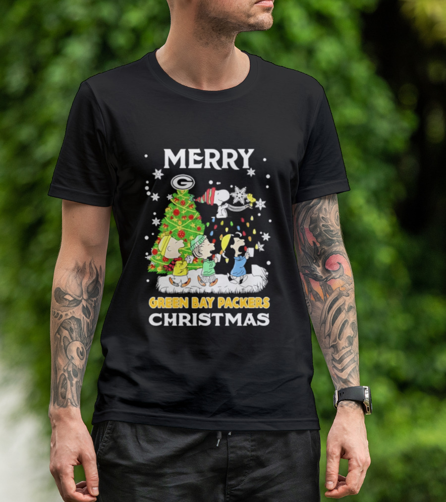 Merry Green Bay Packers Peanuts Christmas Caroling With Snoopy And Woodstock T-Shirt