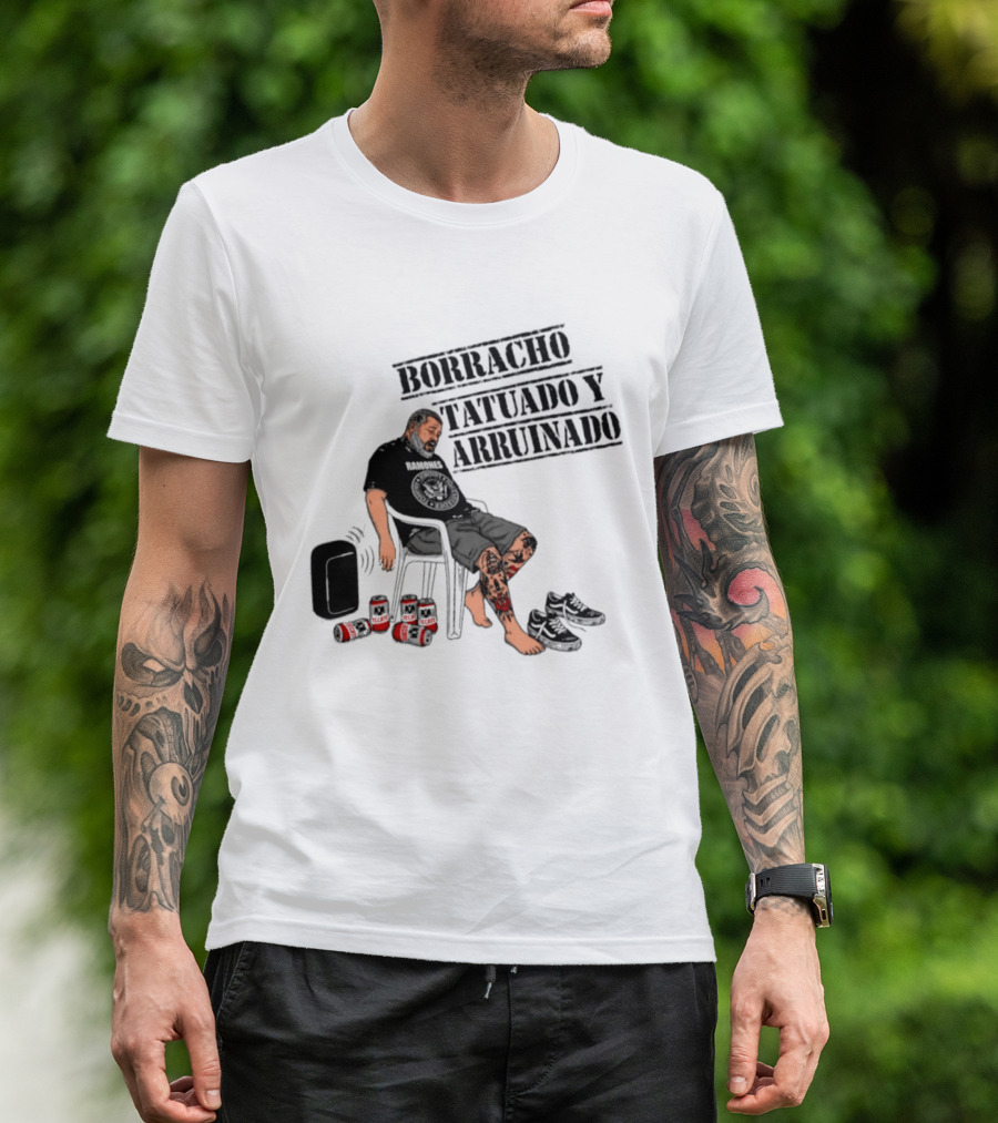 Borracho Tatuado Y Arruinado Hombre Con Pierna Tatuada Y Botellas Vibrando T-Shirt