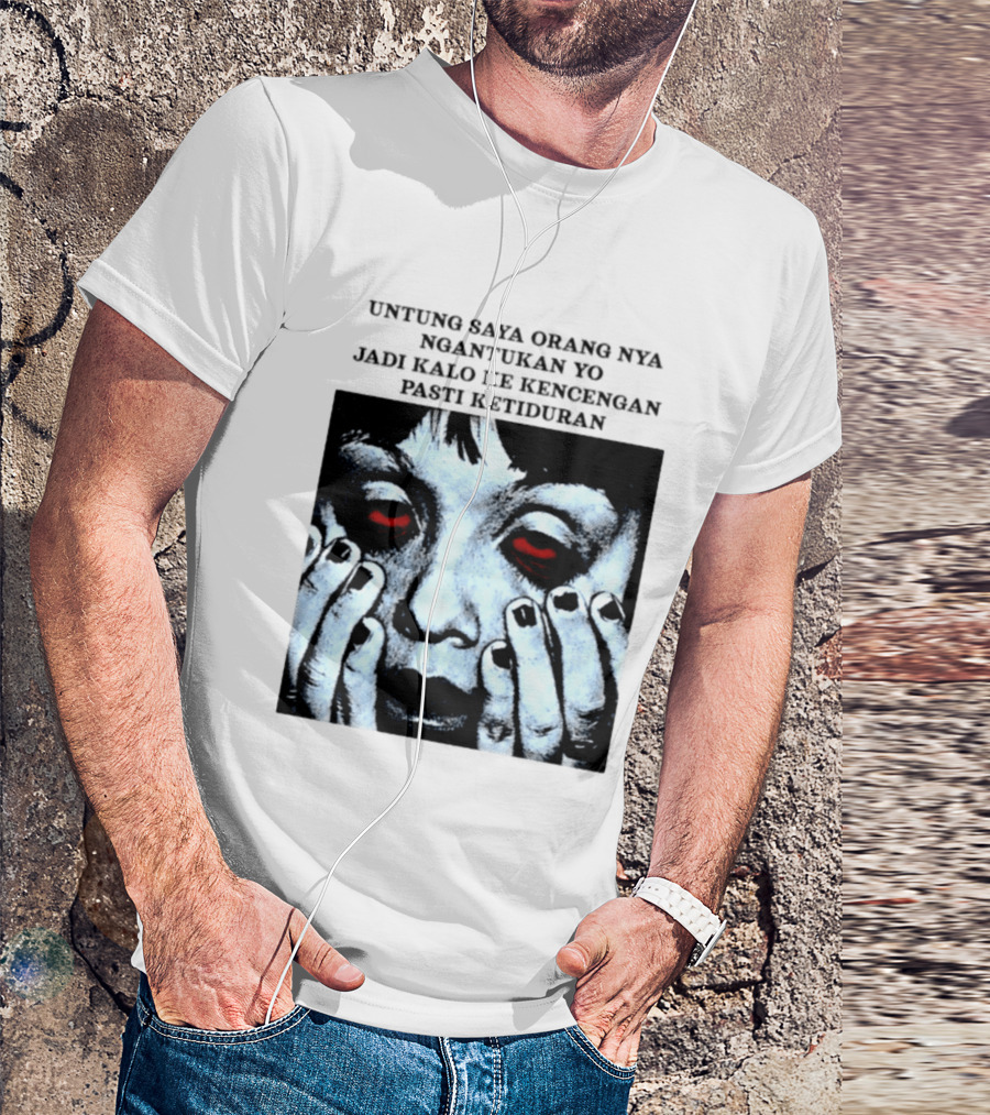 Untung Saya Orang Nya Ngantukan Yo Jadi Kalo Ke Kencengan Pasti Ketiduran Mata Merah Menahan Kantuk T-Shirt