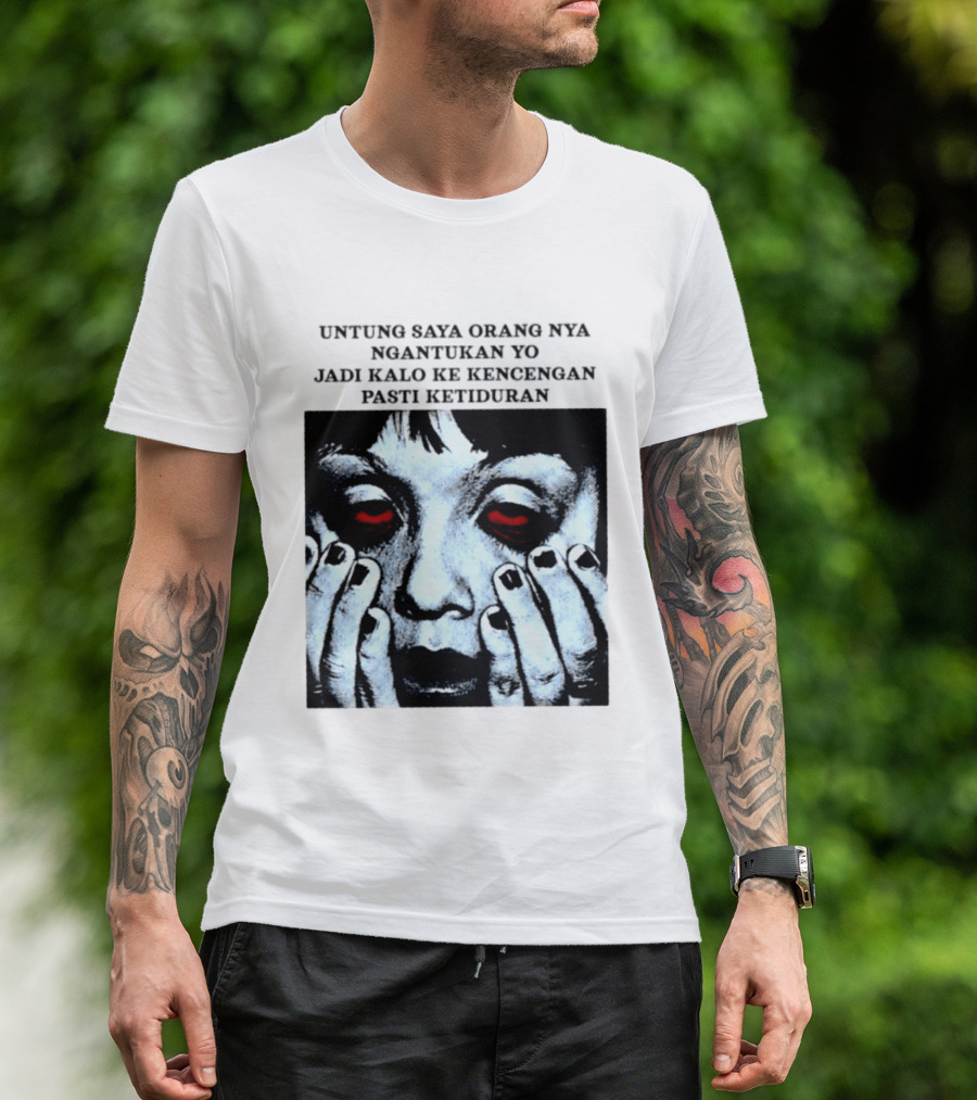 Untung Saya Orang Nya Ngantukan Yo Jadi Kalo Ke Kencengan Pasti Ketiduran Mata Merah Menahan Kantuk T-Shirt