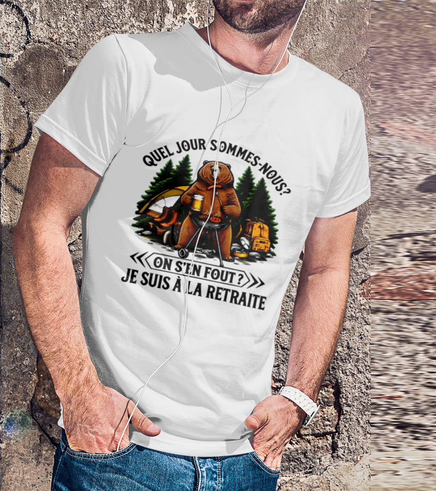 Quel Jour Sommes Nous On S'en Fout Je Suis à La Retraite Camping Bear In The Woods T-Shirt