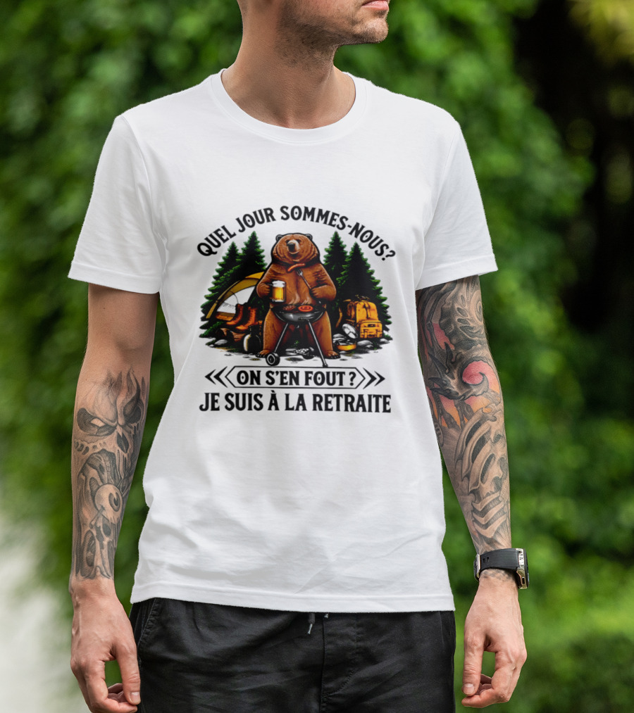 Quel Jour Sommes Nous On S'en Fout Je Suis à La Retraite Camping Bear In The Woods T-Shirt