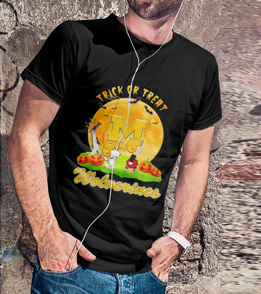 Michigan Wolverines Peanuts Trick Or Treat Halloween Moon T-Shirt