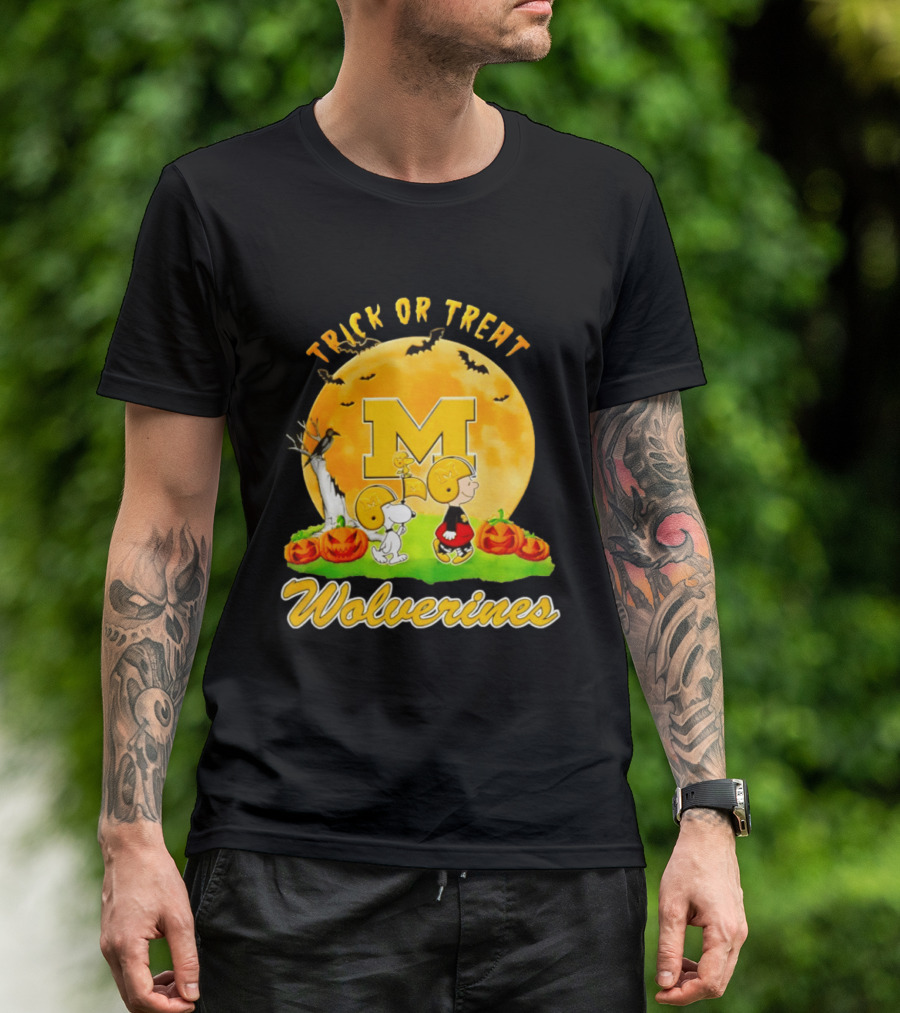Michigan Wolverines Peanuts Trick Or Treat Halloween Moon T-Shirt
