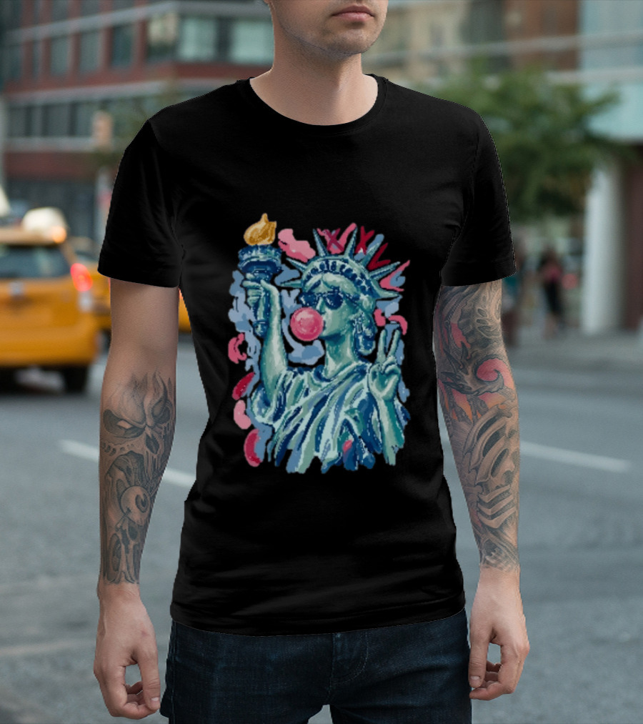 Statue Of Liberty With Bubble Gum And Peace Sign For 4th Of July T-Shirt