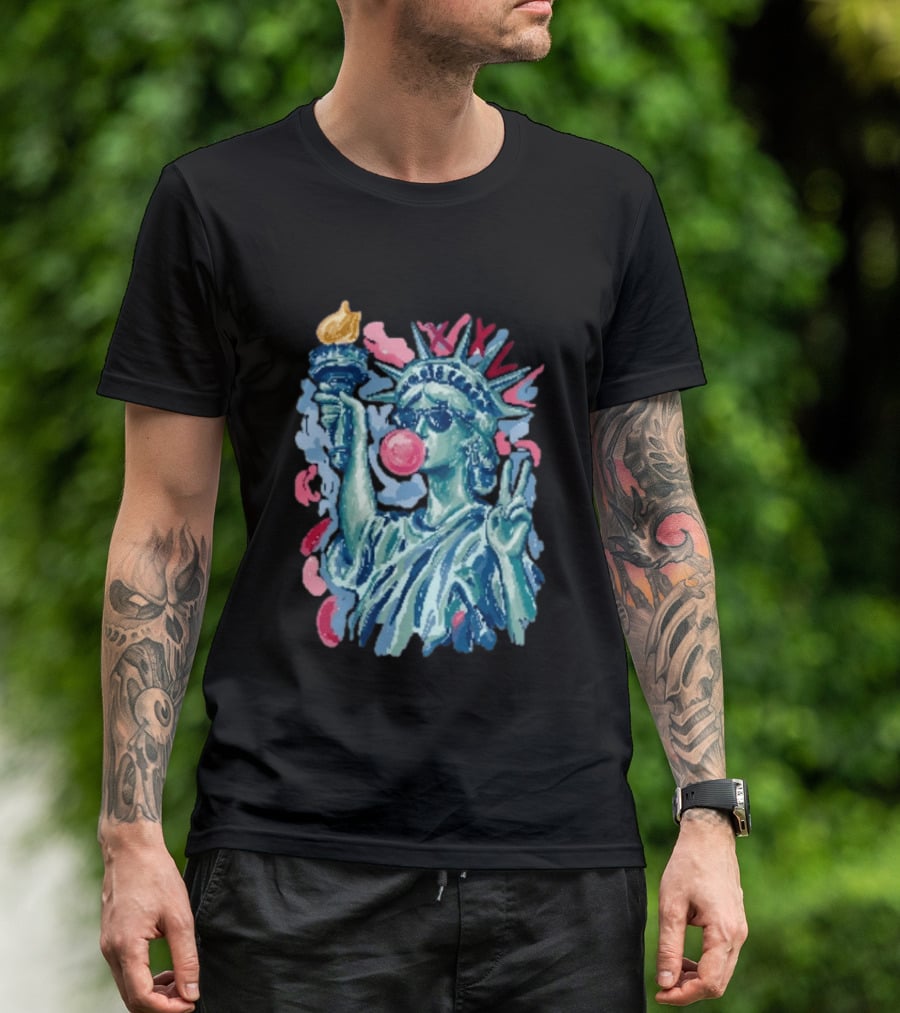 Statue Of Liberty With Bubble Gum And Peace Sign For 4th Of July T-Shirt