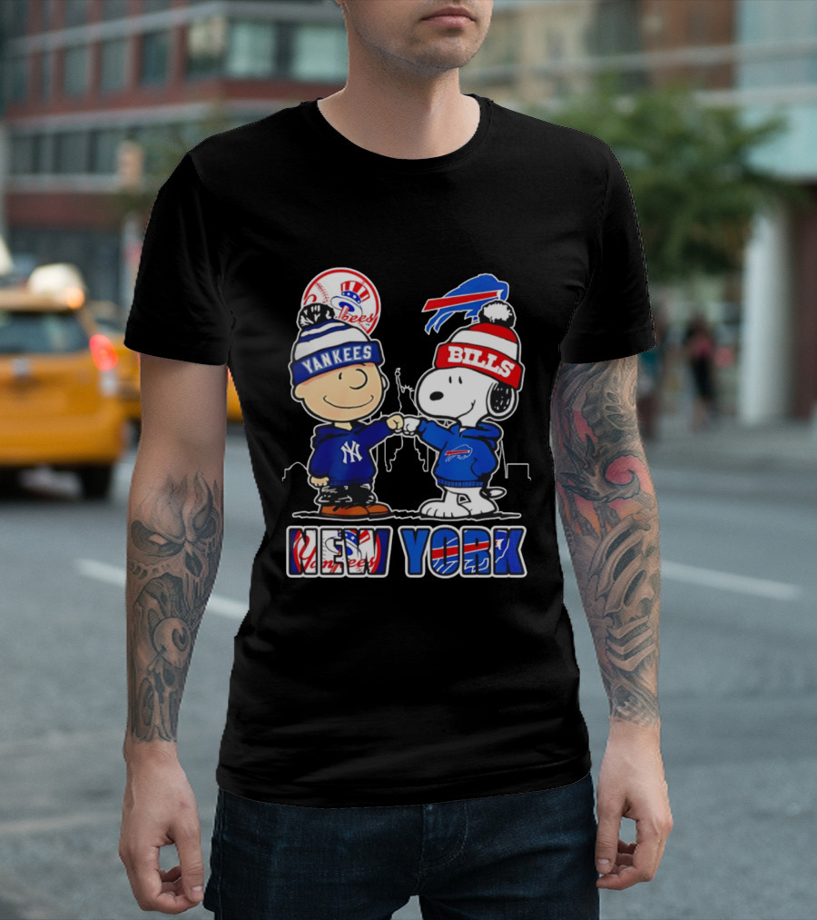 New York Yankees Buffalo Bills Charlie Brown Snoopy Fist Bump Skyline T-Shirt