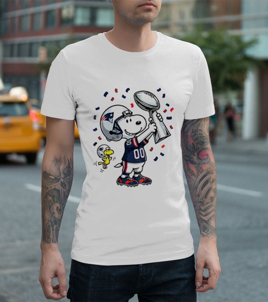 Snoopy Woodstock NFL New England Patriots Football Super Bowl Fun T-Shirt