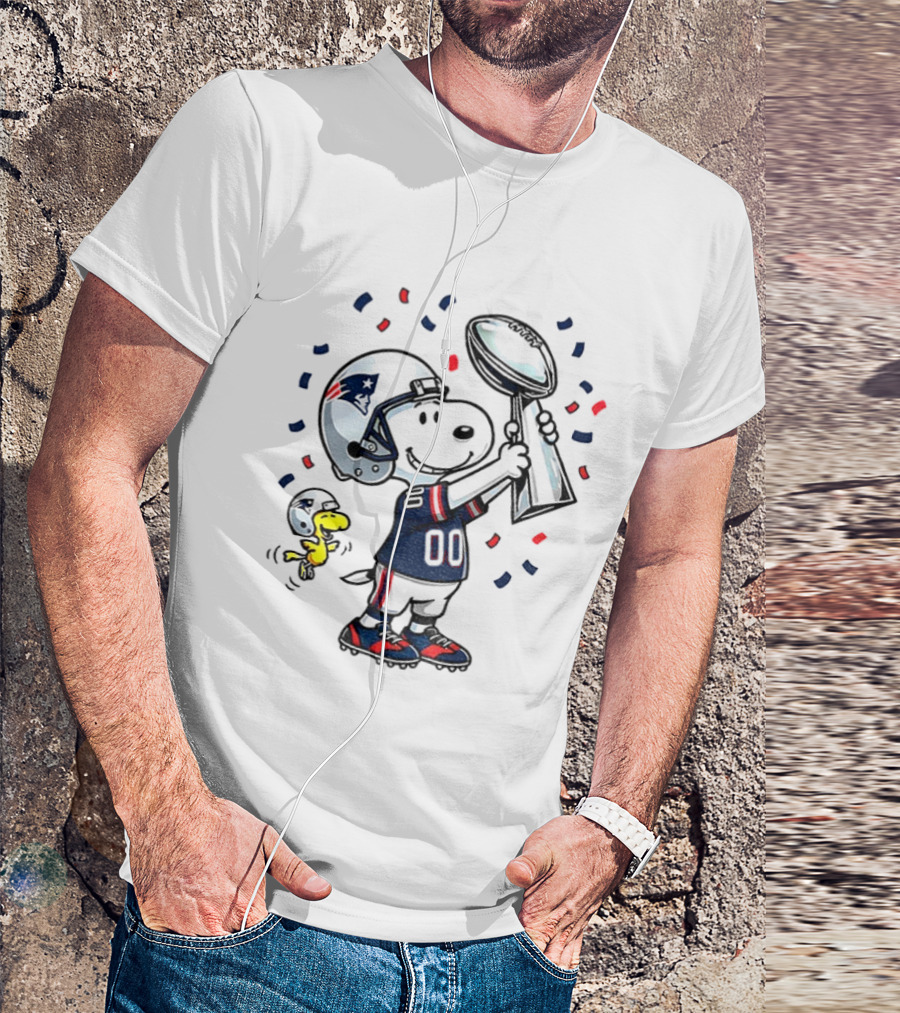 Snoopy Woodstock NFL New England Patriots Football Super Bowl Fun T-Shirt