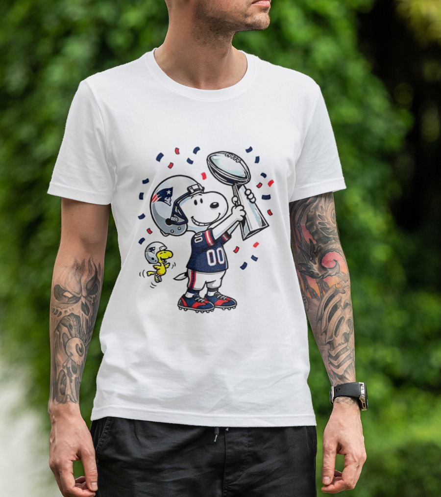 Snoopy Woodstock NFL New England Patriots Football Super Bowl Fun T-Shirt