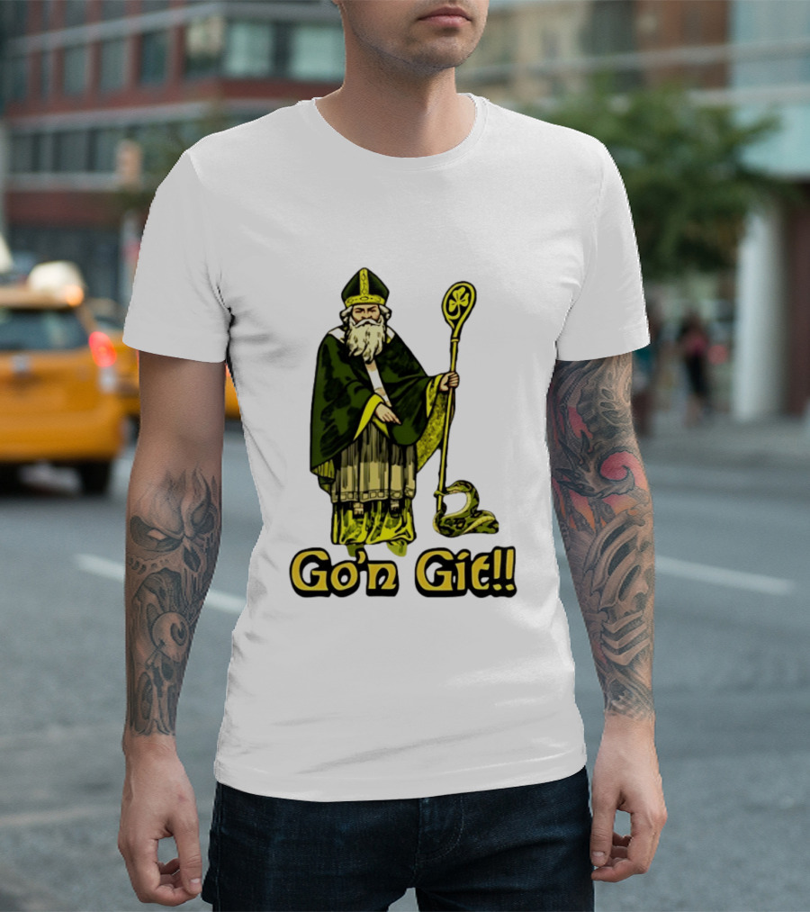 St Patrick With Shamrock Staff And Snake Go'n Git T-Shirt