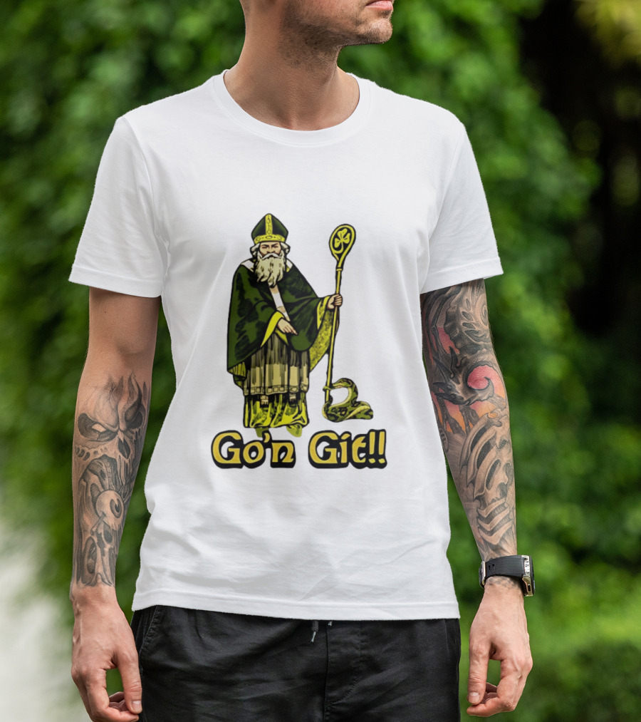 St Patrick With Shamrock Staff And Snake Go'n Git T-Shirt