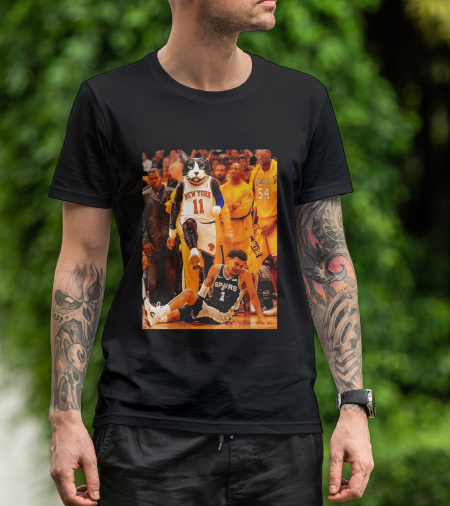 New York Knicks 11 Cat Dunks On Spurs Player Victor Wembanyama With Crowd And Lakers Players T-Shirt