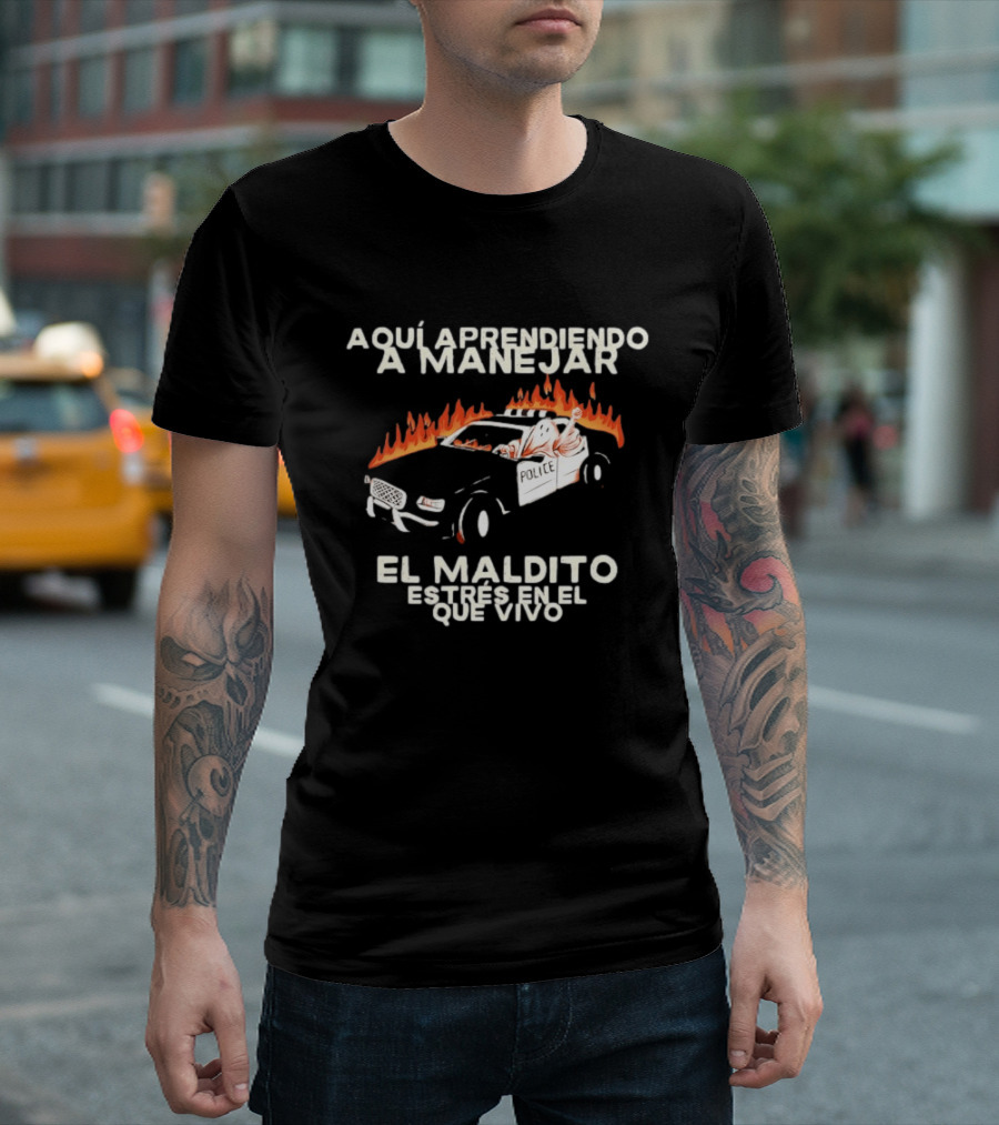 Aquí Aprendiendo A Manejar El Maldito Estrés En El Que Vivo Policía Coche En Llamas T-Shirt