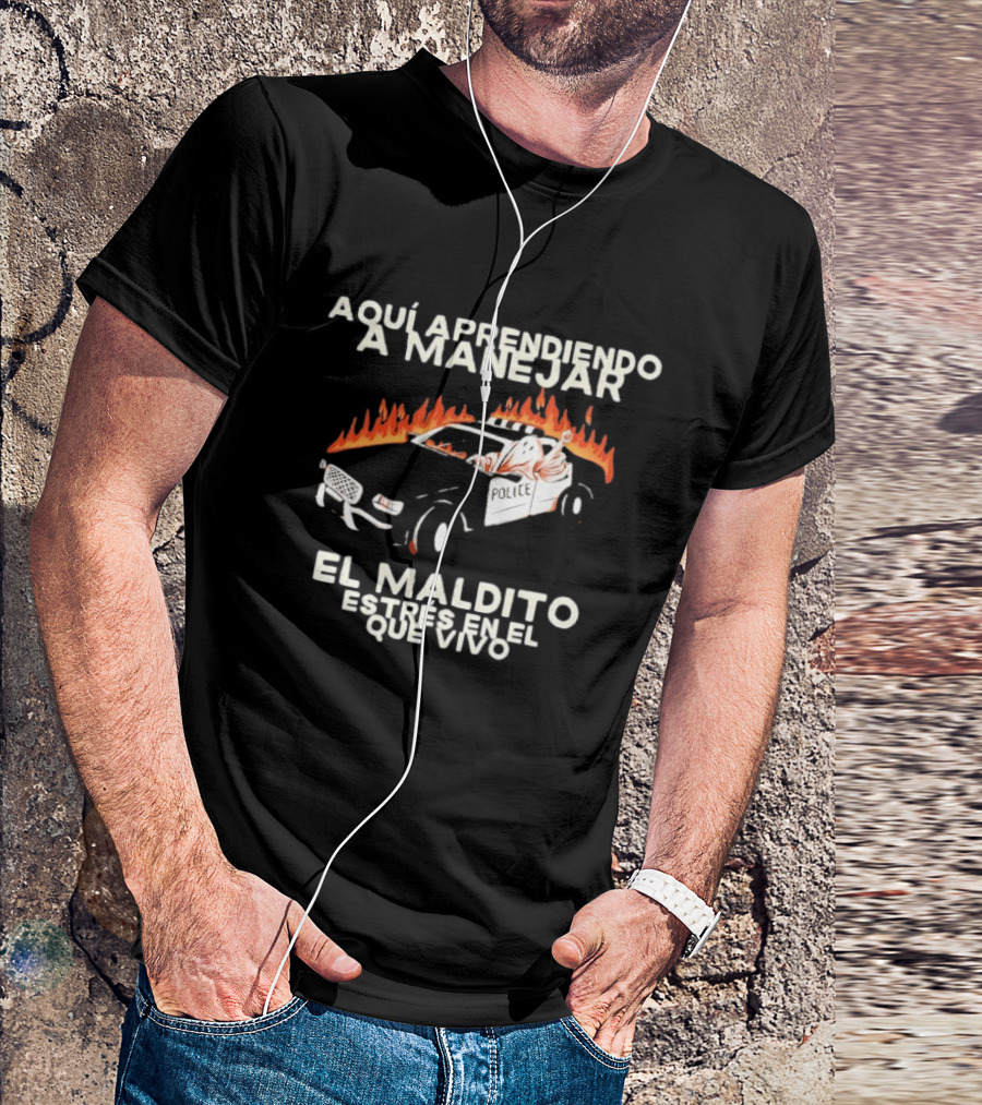 Aquí Aprendiendo A Manejar El Maldito Estrés En El Que Vivo Policía Coche En Llamas T-Shirt