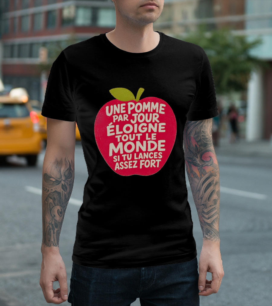 Une Pomme Par Jour Éloigne Tout Le Monde Si Tu Lances Assez Fort Humor Phrase T-Shirt