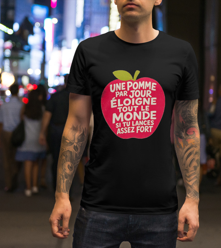 Une Pomme Par Jour Éloigne Tout Le Monde Si Tu Lances Assez Fort Humor Phrase T-Shirt